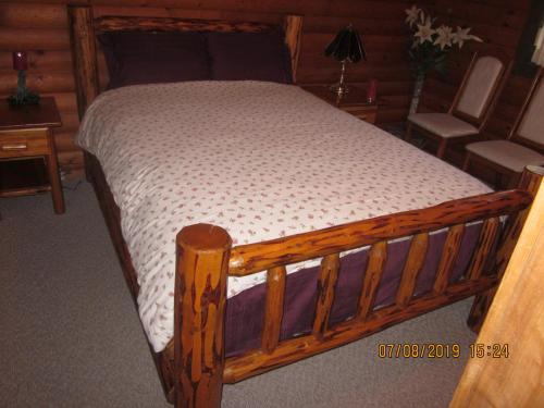 Postel nebo postele na pokoji v ubytování Kamloops Log Home Bed and Breakfast