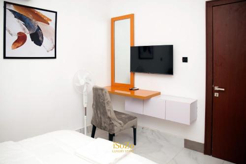 Una televisión o centro de entretenimiento en iSoZo Luxury Stays