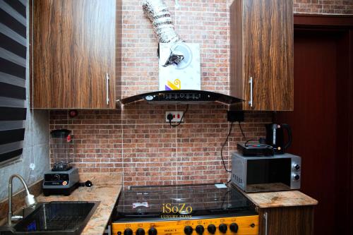 Una cocina o zona de cocina en iSoZo Luxury Stays