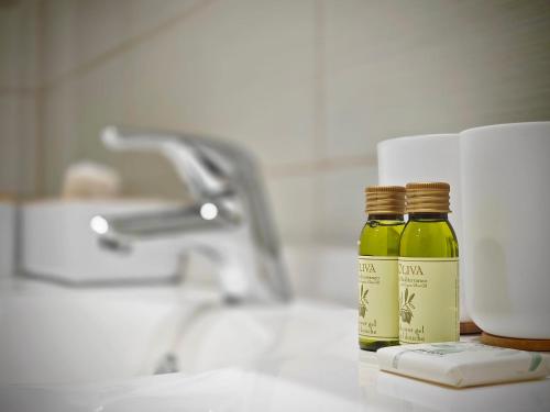 - une bouteille de vin assise sur un comptoir à côté d'un évier dans l'établissement Calm and central studio, à Cannes