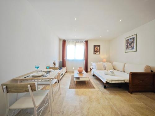 un salon avec un canapé et une table dans l'établissement Calm and central studio, à Cannes