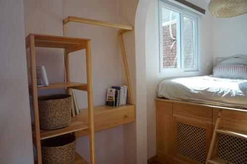 Ένα ή περισσότερα κρεβάτια σε δωμάτιο στο Sunlit Urban Loft I Madina Apt I 2min to EGY museum
