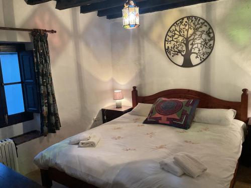 Ένα ή περισσότερα κρεβάτια σε δωμάτιο στο Casa Rural Los Sentidos Jimena