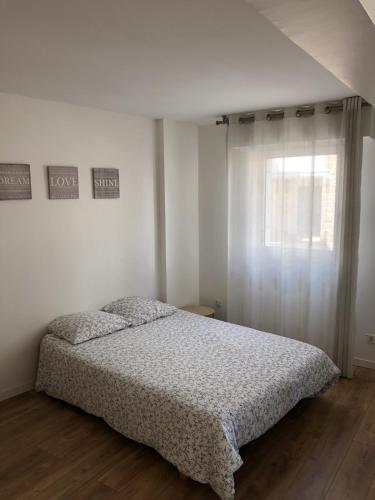 une chambre blanche avec un lit et une fenêtre dans l'établissement Next to historic center and port of Vannes, à Vannes