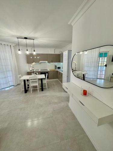 a kitchen and dining room with a table and a mirror at CASA TINA piscina privada in Candelaria