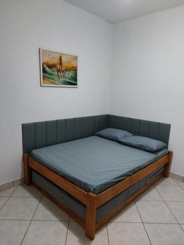 a bed in a room with a picture on the wall at Flat à Beira Mar na Ilha Comprida in Ilha Comprida