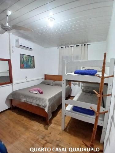a bedroom with two bunk beds and a ceiling at Pousada Rancho 60 in Balneário Camboriú