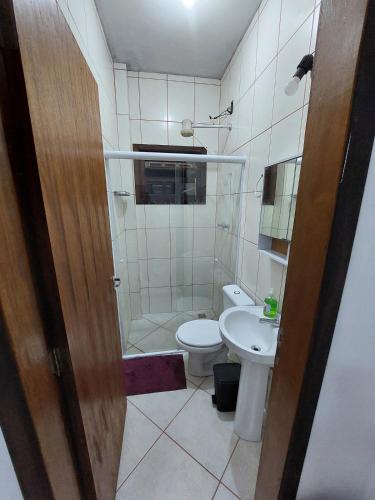 a bathroom with a toilet and a sink at Flat à Beira Mar na Ilha Comprida in Ilha Comprida