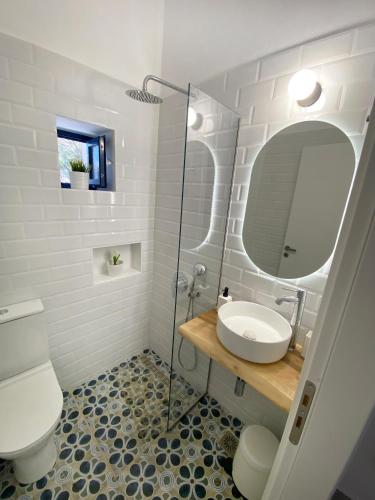 Ένα μπάνιο στο Loukia Studios & Suites