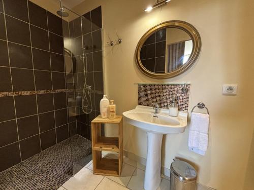 Ванная комната в LE TERME maison en pierre dans village tous commerces au coeur du Périgord proche Sarlat et rivière Dordogne