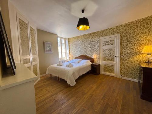 Кровать или кровати в номере LE TERME maison en pierre dans village tous commerces au coeur du Périgord proche Sarlat et rivière Dordogne