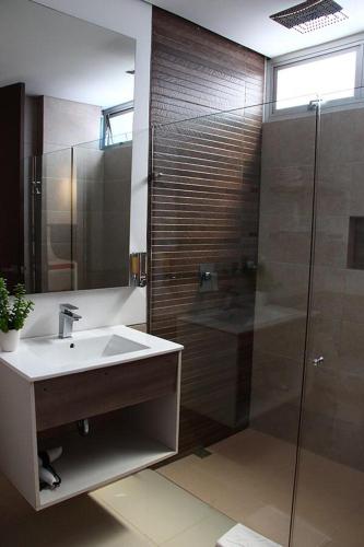 Un baño de Hotel Loyds