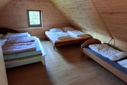Zimmer mit 3 Betten in einem Blockhaus in der Unterkunft Chata Tatranský Kľud in Važec