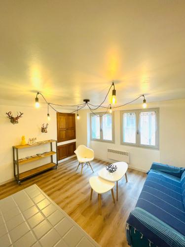 un salon avec un canapé bleu et une table dans l'établissement Appartement dans le quartier recherché du mouré, à Collioure