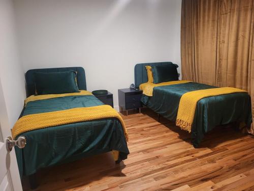 チャタヌーガにあるThe Stunning Southside Escape!の部屋に並んで置かれた2つのベッド