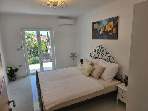 una camera da letto con un letto e un quadro sul muro di Villa Mak a Portoroz