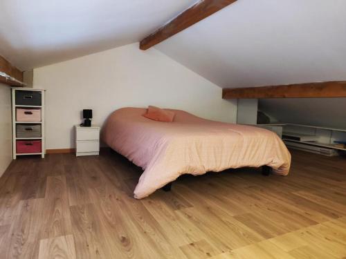 une chambre avec un lit et un parquet dans l'établissement Studio Garden Parking Airport Eurexpo Groupama Stadium, à Genas