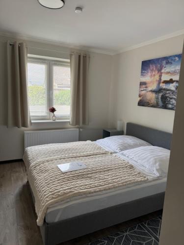 En eller flere senge i et værelse på Medelby Inn
