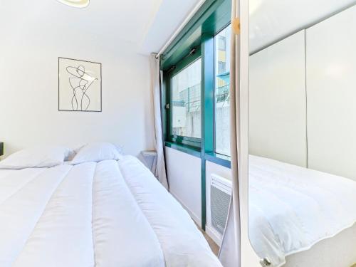 une chambre avec un lit et une fenêtre dans l'établissement Riviera Vibes - AC - Wifi & Breakfast - 8 min walk to beach, à Nice