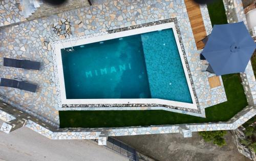 an overhead view of a swimming pool at Mimani Stone House Roshnik in Roshnik