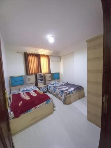 Tempat tidur dalam kamar di المزار لوج