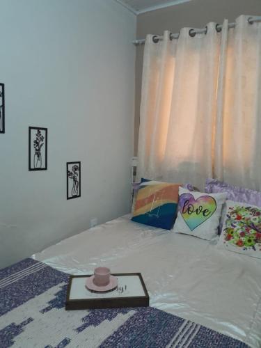 a tray with a hat on top of a bed at Apartamento elegante a 1km do centro de Aracruz wifi gratuito garagem hacht cozinha equipada totamente individual in Aracruz