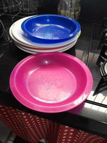three plates sitting on top of a counter at Apartamento elegante a 1km do centro de Aracruz wifi gratuito garagem hacht cozinha equipada totamente individual in Aracruz
