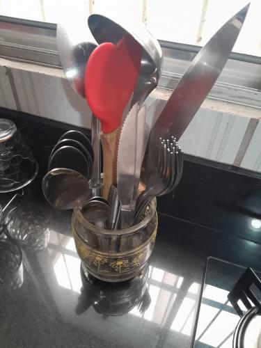 a metal container filled with utensils on a table at Apartamento elegante a 1km do centro de Aracruz wifi gratuito garagem hacht cozinha equipada totamente individual in Aracruz