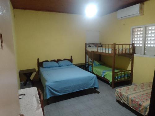 a bedroom with two beds and a bunk bed at Casa de huéspedes en Posadas in Posadas