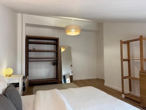 une chambre avec un lit blanc et une fenêtre dans l'établissement Amaia Cœur historique de Bayonne, à Bayonne