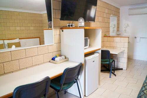 Kuchyň nebo kuchyňský kout v ubytování Jacaranda Country Motel