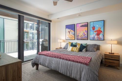 een slaapkamer met een groot bed en een balkon bij Timber Fox located downtown Winter Park 1307 in Winter Park