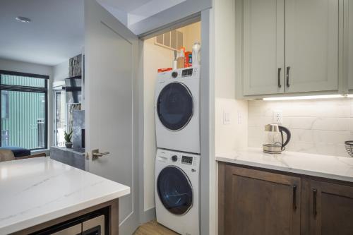 een keuken met wasmachine en droger bij Timber Fox located downtown Winter Park 1307 in Winter Park