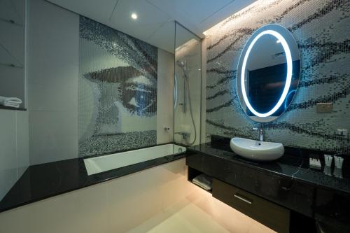 Phòng tắm tại DAMAC Super Luxury Two Bedroom Apartment Olaya