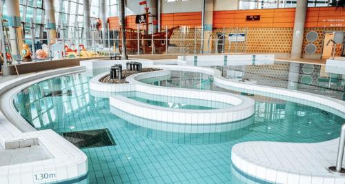 une grande piscine dans un grand bâtiment dans l'établissement Albatros du Portel, à Le Portel