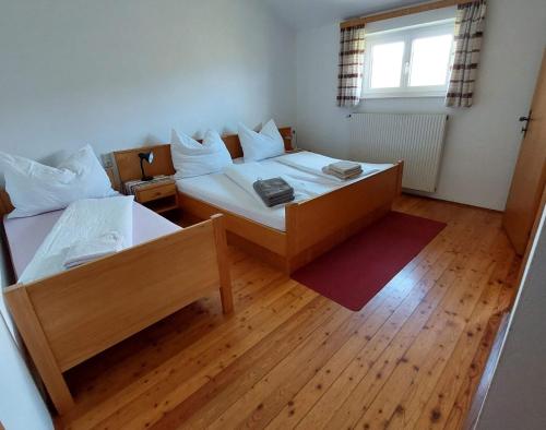 a small room with two beds and a window at Roseggerhaus in Rettenegg