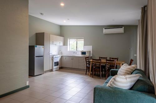 Una cocina o zona de cocina en Everton Park Hotel