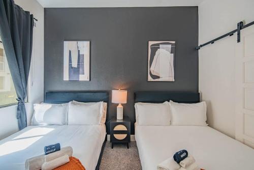 a bedroom with two beds and a table with a lamp at Luxe 1BR Kierland Commons, TPC Golf, Pool, Gym, W-D in Scottsdale