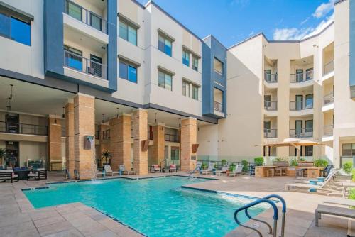 a pool in the courtyard of a apartment building at Kierland Commons, Private Rooftop, TPC Golf, Pool, Gym in Scottsdale