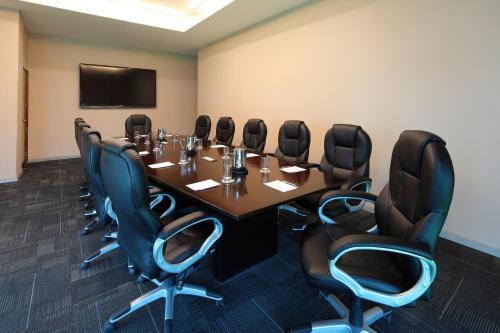 a conference room with a long table and chairs at Casa Andina Select Chiclayo in Chiclayo
