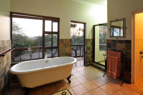 赫盧赫盧韋的住宿－豪魯維河旅舍，带浴缸和窗户的大浴室