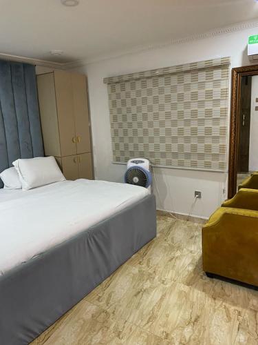 Luxury 2BR Wuse 2 247 Power Free Wi-Fi房間的床