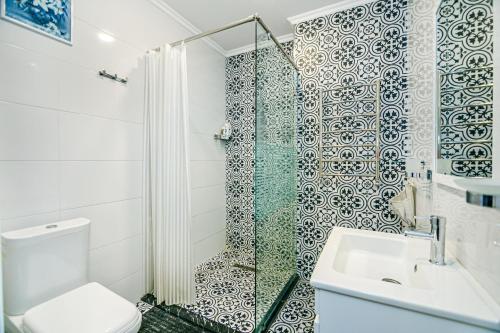 un bagno con doccia, WC e lavandino di Bayil apartment by Baku Housing a Baku