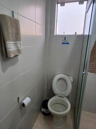 Bilik mandi di Apart próximo a Unimed, Catedral e HSA de 2 quartos com AR, mini-Academia e garagem no Centro-sul