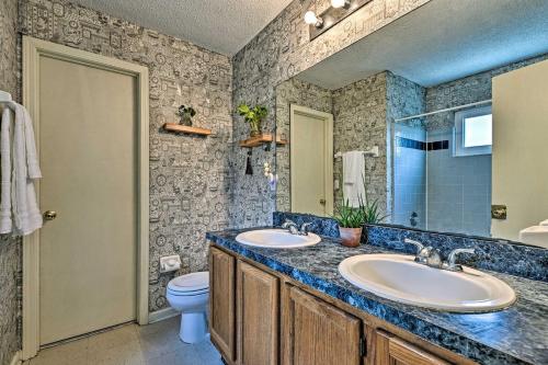 Ένα μπάνιο στο 3br 2bath near Town Center