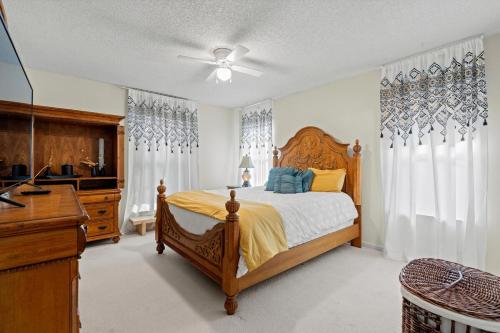 Ένα ή περισσότερα κρεβάτια σε δωμάτιο στο 3br 2bath near Town Center