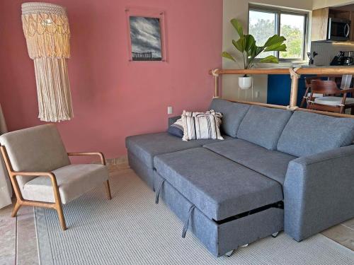 Ein Sitzbereich in der Unterkunft Beachfront unit with ocean view, pool, fiber optic