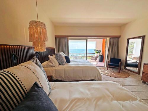 Ein Bett oder Betten in einem Zimmer der Unterkunft Beachfront unit with ocean view, pool, fiber optic