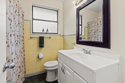 Et badeværelse på New Family Friendly Sunny home