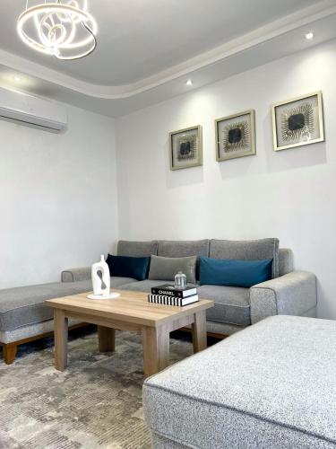 een woonkamer met een bank en een tafel bij Lux Rentals 2 chambres - CaboNegro in Cabo Negro